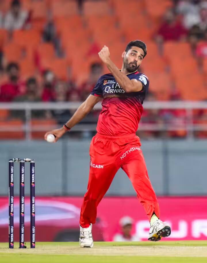 આ ઉપરાંત ભુવનેશ્વરે પણ શાનદાર બોલિંગ કરી. ભુવનેશ્વરે છેલ્લી ઓવરોમાં શાનદાર બોલિંગ કરી. ભુવનેશ્વરે ખતરનાક બેટ્સમેન માર્કસ સ્ટોઈનિસને આઉટ કર્યો. ભુવનેશ્વરે 4 ઓવરમાં 38 રન આપીને 2 વિકેટ ઝડપી.