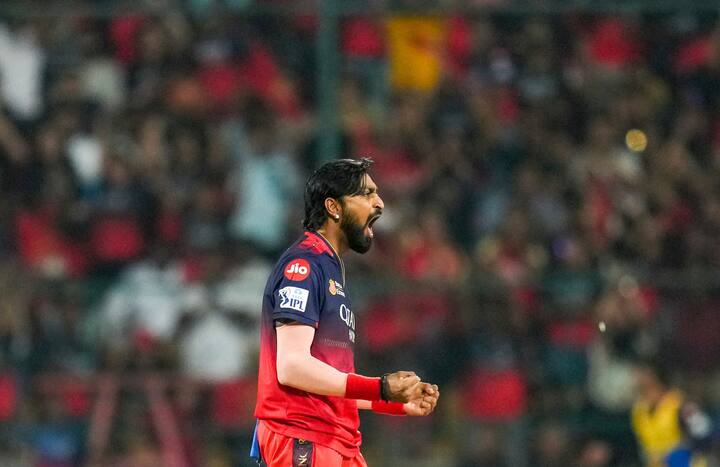 Krunal pandya creates history after winning the player of the match award in final ipl 2025 rcb vs pbks 21 बाएं हाथ के स्पिन गेंदबाज क्रुणाल ने चार ओवर में सिर्फ 17 रन देकर दो विकेट हासिल किए. जिसके लिए उन्हें प्लेयर ऑफ द मैच का अवॉर्ड मिला. क्रुणाल ने इसी के साथ इतिहास के पन्नों में अपना नाम दर्ज करा लिया.