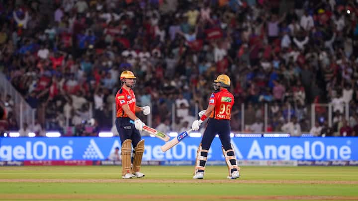 पंजाब किंग्स का आईपीएल 2025 में शानदार प्रदर्शन रहा. लेकिन वो फाइनल में जाकर बेंगलुरु से हार गई. अब अगले सीजन से पहले पंजाब चार खिलाड़ियों को रिलीज कर टीम में कुछ बदलाव ला सकती है.