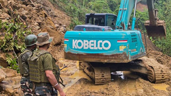 যে সকল এলাকায় ঘরবাড়ি যায়নি জলের তলায়, সেখানে পানীয় জল নিয়ে সমস্যায় পড়তে হয়েছে সাধারণ মানুষকে। তবে অসমের মুখ্যমন্ত্রী হিমন্ত বিশ্ব শর্মা লক্ষ্মীপুর জেলা-সহ প্লাবিত এলাকাগুলিতে গিয়ে খোঁজ খবর নিয়েছেন।