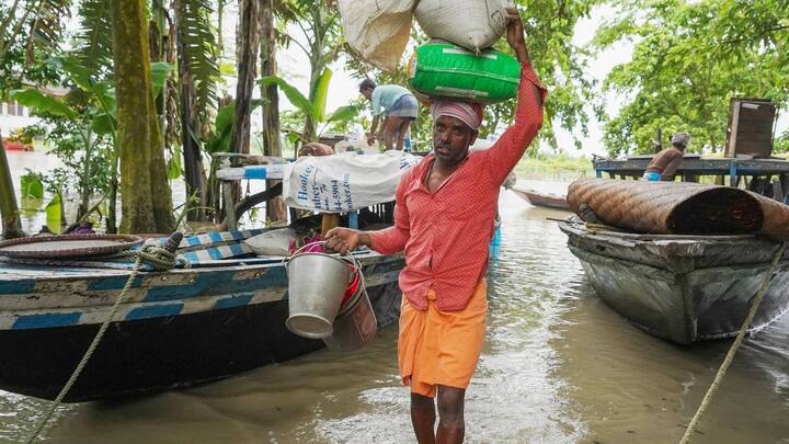 অপরদিকে, ভূমিধসের জেরে মঙ্গলবার উত্তর সিকিম থেকে প্রায় ৩৪ জনকে নিরাপদ জায়গায় সরিয়ে নিয়ে যাওয়া হয়েছে। সূত্রের খবর, M1-17 V5 হেলিকপ্টার ইতিমধ্যেই উদ্ধারকাজ শুরু করেছে। ওই ৩৪ জনকে উদ্ধার করে প্যাকিয়ঙ বিমানবন্দরে (Pakyong Airport) নামিয়েছে।