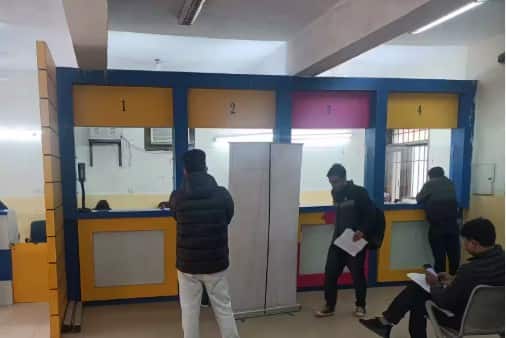 ਦੱਸ ਦੇਈਏ ਕਿ ਉਹ ਦੋ ਮਹੀਨਿਆਂ ਤੋਂ ਤਨਖਾਹ ਨਾ ਮਿਲਣ ਤੋਂ ਪਰੇਸ਼ਾਨ ਹਨ। ਇਹ ਹੜਤਾਲ ਸਿਰਫ਼ ਜਲੰਧਰ ਤੱਕ ਸੀਮਤ ਨਹੀਂ ਸੀ, ਸਗੋਂ ਸੂਬੇ ਭਰ ਦੇ ਲਗਭਗ 900 ਫਰਦ ਕੇਂਦਰ ਕਰਮਚਾਰੀ ਇੱਕਜੁੱਟ ਹੋ ਕੇ ਇਸ ਵਿਰੋਧ ਪ੍ਰਦਰਸ਼ਨ ਵਿੱਚ ਸ਼ਾਮਲ ਹੋਏ। ਪ੍ਰਦਰਸ਼ਨਕਾਰੀ ਕਰਮਚਾਰੀਆਂ ਨੇ ਪ੍ਰਸ਼ਾਸਨਿਕ ਦਬਾਅ ਦੇ ਬਾਵਜੂਦ ਆਪਣਾ ਕੰਮ ਠੱਪ ਰੱਖਿਆ ਅਤੇ ਦਫ਼ਤਰ ਵਿੱਚ ਮੌਜੂਦ ਹੋਣ ਦੇ ਬਾਵਜੂਦ ਕਿਸੇ ਵੀ ਤਰ੍ਹਾਂ ਦੀ ਵਿਭਾਗੀ ਸੇਵਾ ਨਹੀਂ ਦਿੱਤੀ।