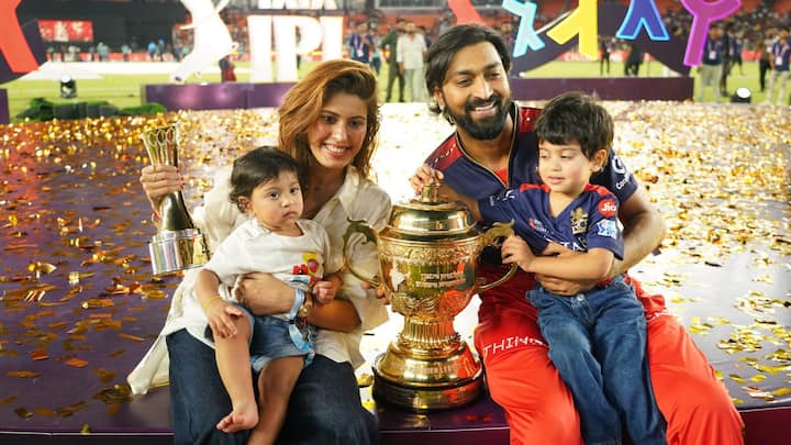 আর বল হাতে দুরন্ত পারফর্ম করে ম্যাচ সেরার পুরস্কার পাওয়া ক্রুণাল পাণ্ড্যও! তিনিও ট্রফি জড়িয়ে সপরিবারে তুললেন ছবি।