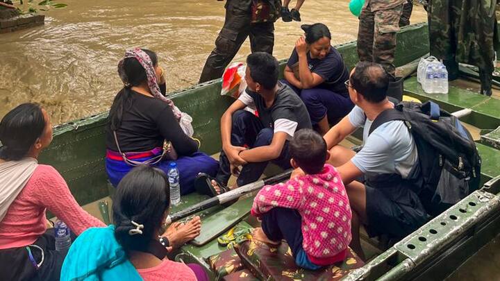 উদ্ধার হওয়া ব্যক্তিদের মধ্যে যারা জখম অবস্থায় রয়েছেন, তাঁদের খেয়াল রাখছেন সেনাকর্তারা। ইতিমধ্যেই তাঁদের চিকিৎসা শুরু হয়েছে।