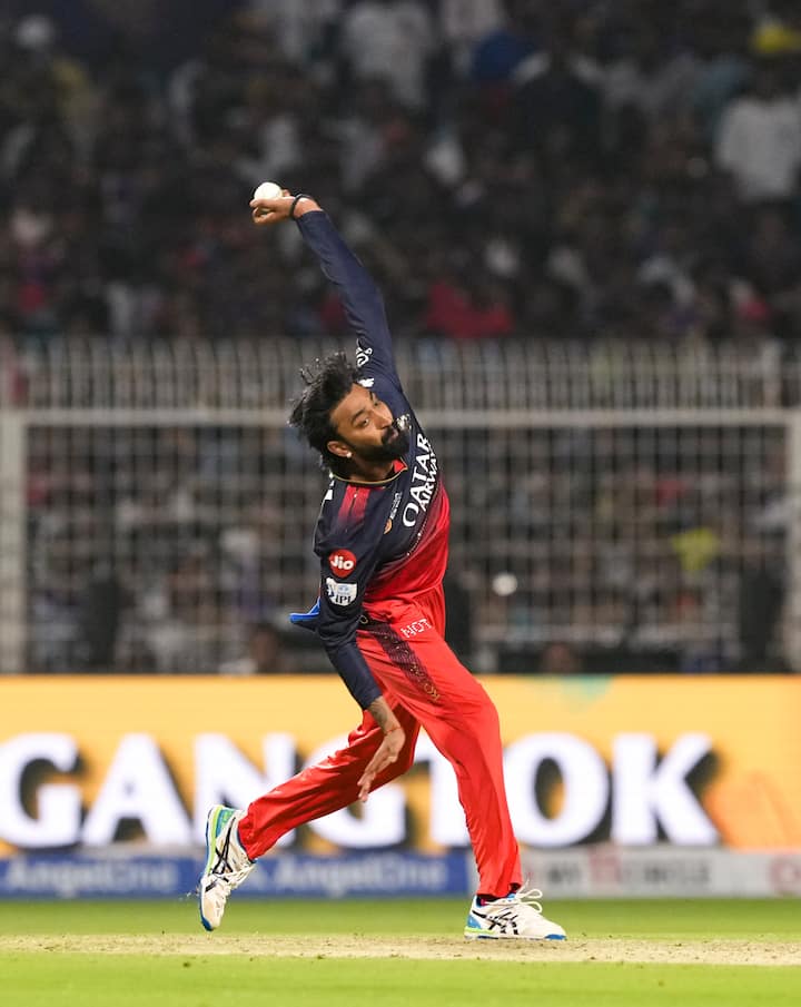 Krunal pandya creates history after winning the player of the match award in final ipl 2025 rcb vs pbks 19 आईपीएल 2025 का फाइनल मंगलवार को रॉयल चैलेंजर्स बेंगलुरु और पंजाब किंग्स के बीच खेला गया. इस मैच को आरसीबी ने जीतकर 17 साल बाद पहली बार खिताब जीता है. उनकी जीत के हीरो क्रुणाल पांड्या रहे, जिन्होंने ‘प्लेयर ऑफ द मैच’ का खिताब जीता. क्रुणाल ने इसी के साथ वो कारनामा कर दिया, जो आज तक कोई और न कर सका है.