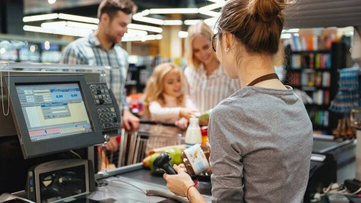 इसीलिए आपको बता दें जब आप शॉपिंग करें और दुकानदार आपसे आपका बिल जनरेट करने के लिए फोन नंबर मांगे और उसके लिए दबाव डालें तो आप 1915 या 8800001915 पर कॉल करके शिकायत दर्ज करा सकते हैं.