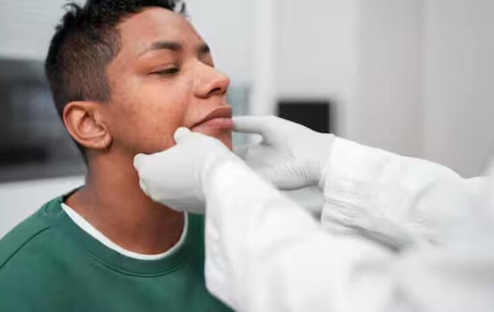 ਤੁਹਾਨੂੰ ਦੱਸ ਦੇਈਏ ਕਿ ਮੂੰਹ ਦੇ ਕੈਂਸਰ ਦੇ ਸ਼ੁਰੂਆਤੀ ਲੱਛਣ ਮੂੰਹ ਜਾਂ ਬੁੱਲ੍ਹਾਂ 'ਤੇ ਜ਼ਖ਼ਮ ਹੋਣਾ ਜੋ ਕਈ ਹਫ਼ਤਿਆਂ ਤੱਕ ਠੀਕ ਨਹੀਂ ਹੁੰਦਾ, ਮੂੰਹ ਜਾਂ ਬੁੱਲ੍ਹਾਂ ਵਿੱਚ ਕੋਈ ਗੰਢ ਜਾਂ ਮੋਟਾ ਹੋਣਾ, ਮੂੰਹ ਵਿੱਚ ਚਿੱਟੇ ਜਾਂ ਲਾਲ ਧੱਬੇ, ਕੁਝ ਵੀ ਚਬਾਉਣ, ਨਿਗਲਣ ਜਾਂ ਬੋਲਣ ਵਿੱਚ ਮੁਸ਼ਕਲ ਹੋਣਾ ਹਨ। ਅਜਿਹੀ ਸਥਿਤੀ ਵਿੱਚ, ਮੂੰਹ ਦੇ ਕੈਂਸਰ ਦਾ ਇਲਾਜ ਇਸਦੀ ਕਿਸਮ, ਸਥਾਨ ਅਤੇ ਸਥਿਤੀ 'ਤੇ ਨਿਰਭਰ ਕਰਦਾ ਹੈ।