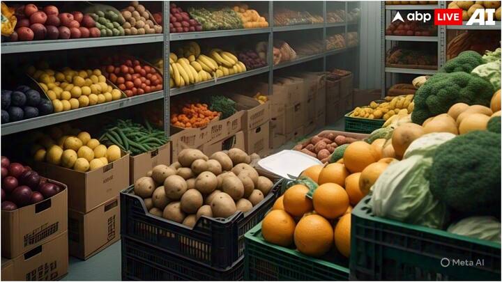 फलों के अलावा कई सब्जियां ऐसी हैं, जिन्हें हमें लंबे समय तक स्टोरेज की आवश्यकता होती है. इसके लिए जगह-जगह कोल्ड स्टोरेज बनाए जाते हैं, जहां किसान अपनी सब्जियों और फलों को महीनों तक स्टोर करके रखते हैं.