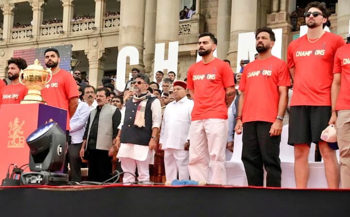 जब विजयी टीम बुधवार को एचएएल हवाई अड्डे पर उतरी, तो वे परमानंद प्रशंसकों से एक रौनिंग रिसेप्शन के साथ मिले, जो अपने नायकों की एक झलक के लिए परिसर में आते थे। (क्रेडिट: एक्स)
