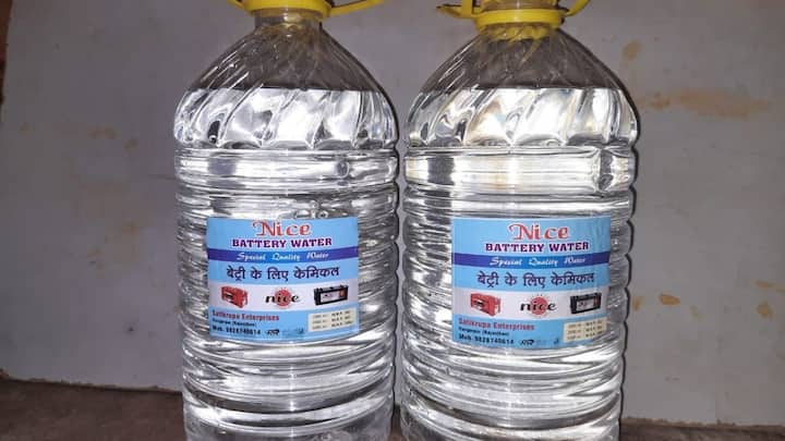 आपको बता दें बैटरी में डिस्टिल्ड वॉटर की  लिमिट बनाए रखना बेहद जरूरी होता है. क्योंकि अगर डिस्टिल्ड वॉटर कम हो जाता है तो बैटरी की प्लेट्स सूखने लग जाती हैं और डैमेज हो जाती हैं. इसलिए महीने में एक बार वाटर लेवल जरूर चेक करें.