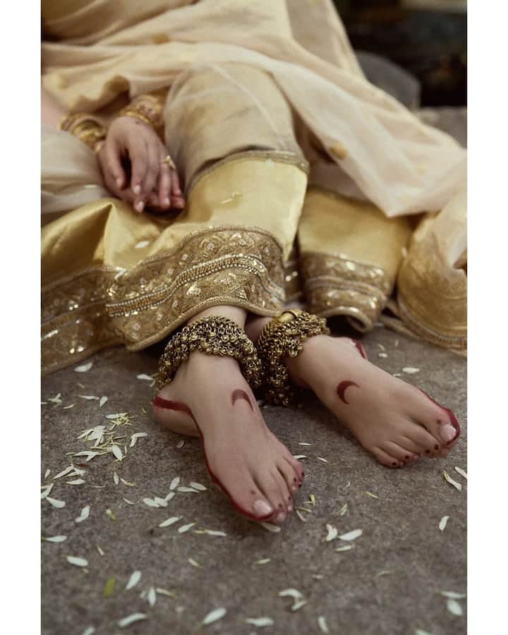 नई नवेली दुल्हन के लिए पायल भी जरूरी होती है. जैसे एक्ट्रेस ने अपने गोल्डन साड़ी के साथ पायल पहने हैं आप भी इस लुक को रिक्रिएट कर सकती हैं. छोटे–छोटे घुंघरू वाले ये पायल आपकी पैरों की खूबसूरती में चार चांद लगा देगी.