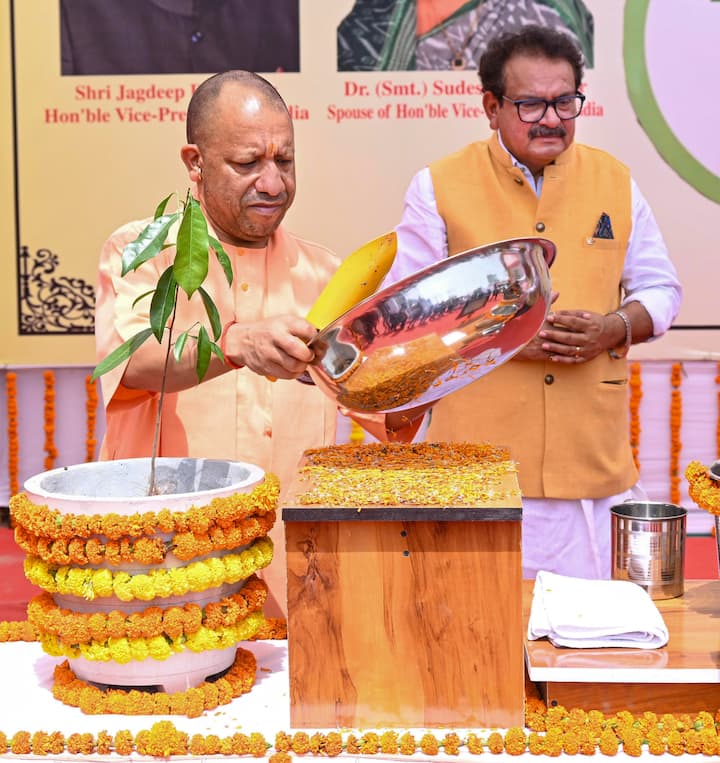 উত্তরপ্রদেশের মুখ্যমন্ত্রী যোগী আদিত্যনাথ 'এক পের মা কে নাম' উদ্যোগের আওতায় একটি চারা রোপণ করেছেন। উত্তর প্রদেশের আগ্রায়, রবিবার ১ জুন এই উদ্যোগে অংশগ্রহণ করেছেন তিনি