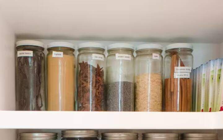 ਦਾਲ ਨੂੰ ਹਮੇਸ਼ਾ ਏਅਰਟਾਈਟ ਡੱਬੇ ਵਿੱਚ ਰੱਖੋ। ਕਿਉਂਕਿ ਜੇਕਰ ਡੱਬਾ ਢਿੱਲਾ ਹੈ, ਤਾਂ ਉਸ ਵਿੱਚ ਨਮੀ ਵੜ ਜਾਵੇਗੀ ਜਿਸ ਨਾਲ ਕੀੜੇ-ਮਕੌੜੇ ਵੱਧ ਜਾਣਗੇ। ਇਸ ਲਈ ਜੇਕਰ ਤੁਸੀਂ ਦਾਲ ਨੂੰ ਡੱਬੇ ਵਿੱਚ ਸੁਰੱਖਿਅਤ ਰੱਖਣਾ ਚਾਹੁੰਦੇ ਹੋ ਤਾਂ ਇਸ ਦਾ ਖਾਸ ਧਿਆਨ ਰੱਖੋ।