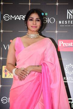 टाइगर संग पहुंचे अक्षय कुमार, डीपनेक गाउन में अवनीत कौर ने ढाया कहर, अवॉर्ड नाइट में दिखा सितारों का जलवा