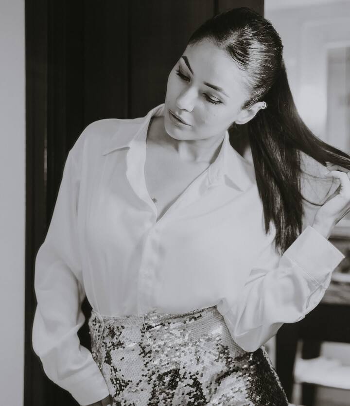 Shahnaz Gill is also very active on social media along with her work. Where every day she shares her pictures and videos with fans.