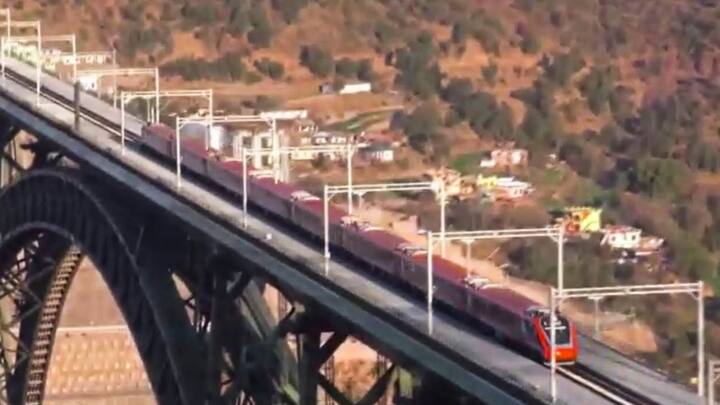 1,315 मीटर लंबा ‘स्टील आर्च ब्रिज’ है जिसे भूकंप और हवा की हर स्थिति का सामना करने की दृष्टि से तैयार किया गया है. न्यूज़ एजेंसी पीटीआई के मुताबिक, पुल का एक महत्वपूर्ण प्रभाव जम्मू और श्रीनगर के बीच संपर्क को बढ़ाने में होगा.