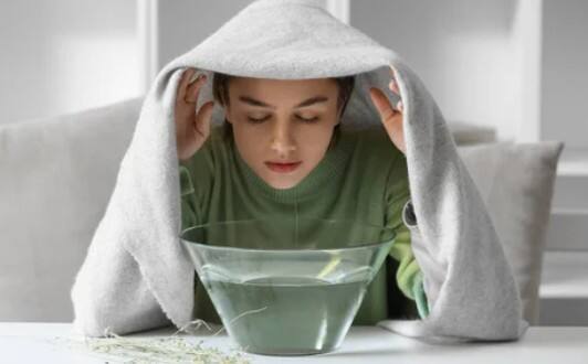 भाप लेना न भूलें: गर्म पानी में विक्स या अजवाइन डालकर भाप लें. यह बंद नाक खोलने, सिरदर्द कम करने और साइनस को साफ करने में असरदार है.