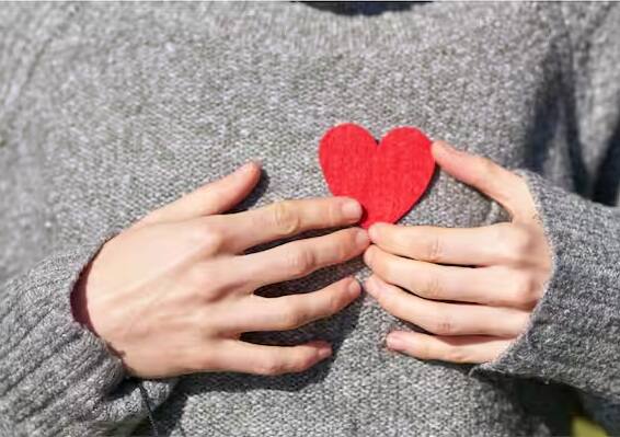 Journal of the American Medical Association (JAMA)માં 2024માં પ્રકાશિત થયેલા એક સંશોધનમાં જણાવાયું હતું કે ટાકોત્સુબો કાર્ડિયોમાયોપૈથી માત્ર નેગેટિવ ઇમોશનલ નહીં પરંતુ વધુ પડતી ખુશીથી પણ થઈ શકે છે. આ અભ્યાસમાં 4.32 લાખ લોકોનું નિરીક્ષણ કરવામાં આવ્યું હતું. જેમાં જાણવા મળ્યું હતું કે લગભગ એક ટકા કિસ્સાઓમાં અચાનક ખુશીને કારણે હૃદયરોગનો હુમલો આવ્યો હતો. જોકે આ કેસ જીવલેણ નહોતા પરંતુ છાતીમાં દુખાવો, શ્વાસ લેવામાં તકલીફ અને ચક્કર જેવા હૃદયરોગના હુમલાના લક્ષણો તેમનામાં જોવા મળ્યા હતા.