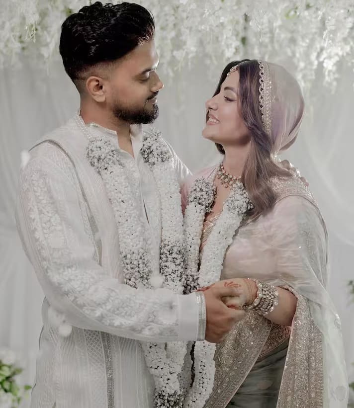 हिना और रॉकी ने अब कोर्ट मैरिज कर ली है। उनकी शादी की तस्वीरें सोशल मीडिया पर वायरल हो रही हैं। दोनों बेहद सिंपल लुक में क्यूट लग रहे हैं।