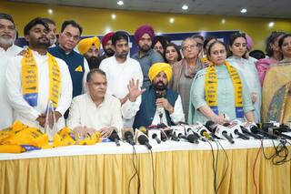 ਚੋਣਾਂ ਤੋਂ ਪਹਿਲਾਂ ਕਾਂਗਰਸ ਨੂੰ ਲੱਗਿਆ ਵੱਡਾ ਝਟਕਾ, ਕਈ ਪਰਿਵਾਰ 'ਆਪ' 'ਚ ਹੋਏ ਸ਼ਾਮਲ, ਮੁੱਖ ਮੰਤਰੀ ਨੇ ਵਿਰੋਧੀਆਂ ਨੂੰ ਸੁਣਾਈਆਂ ਖਰੀਆਂ-ਖਰੀਆਂ