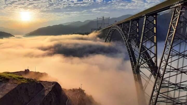 यह 100 किमी प्रति घंटे की रफ्तार को सहन करता है और इसे स्टेनलेस स्टील से तैयार किया गया है. इस स्टील को तैयार करने में फॉस्फोरस, निकल, सल्फर, सिलिकॉन, मैंगनीज, कार्बन, निकल, मोलिब्डेनम और टाइटेनियम का इस्तेमाल होता है.