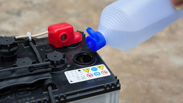 आपको बता दें जब आप इनवर्टर की बैटरी को चार्ज करते हैं. तो उसे कभी भी लोकल या सस्ते चार्जर से चार्ज नहीं करें. हमेशा इनवर्टर वाले चार्जर का ही इस्तेमाल करें. ऊपर बताई गई चीजों का अगर आप ध्यान रखते हैं. तो आपकी बैटरी लंबे समय तक चलेगी