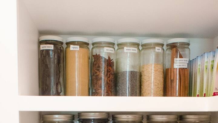 हमेशा दाल को आप एयर टाइट डब्बे में ही रखें. क्योंकि अगर डब्बा ढीला होगा तो उसमें नमी घुस जाएगी जिससे कीड़े पनप जाएंगे. इसीलिए इस बात का खास ध्यान रखें अगर दाल को आप डिब्बे में सुरक्षित रखना चाहते हैं.