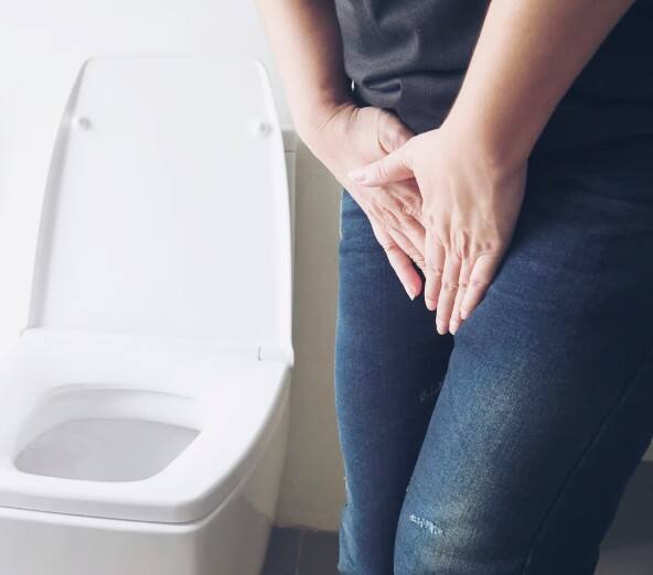 ਗਰਮ ਪਾਣੀ ਨਾਲ ਦਿਨ ਦੀ ਸ਼ੁਰੂਆਤ ਕਰੋ । ਸਵੇਰੇ ਖਾਲੀ ਪੇਟ ਇੱਕ ਗਿਲਾਸ ਗਰਮ ਪਾਣੀ ਪੀਣ ਨਾਲ ਪਾਚਣ ਤੰਤਰ ਚੰਗਾ ਕੰਮ ਕਰਦਾ ਹੈ। ਇਸ ਤੋਂ ਇਲਾਵਾ ਤੁਲਸੀ ਜਾਂ ਸੌਫ ਦੀ ਚਾਹ ਪੀ ਸਕਦੇ ਹੋ। ਇਹ ਪੇਟ ਨੂੰ ਆਰਾਮ ਦਿੰਦੀ ਹੈ ਅਤੇ ਕਬਜ਼ ਤੋਂ ਰਾਹਤ ਦਿੰਦੀ ਹੈ।