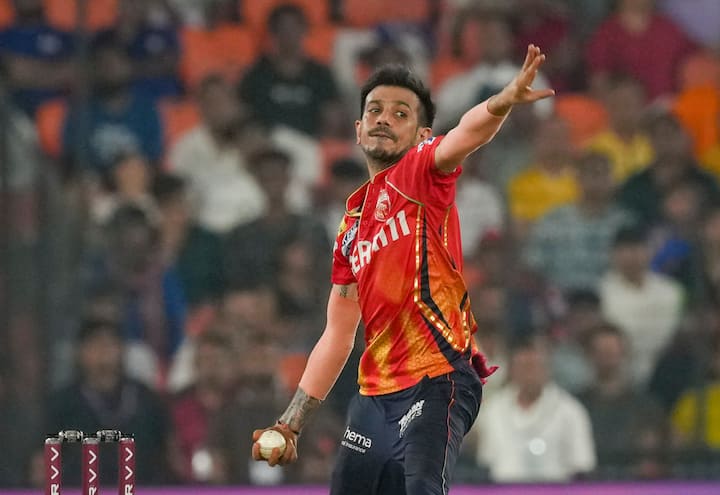 पंजाब टीम ने 11 साल बाद आईपीएल में फाइनल तक का सफर किया. इसमें चहल की बड़ी भूमिका थी. उन्होंने टीम के लिए शानदार गेंदबाजी की. चहल ने 3 फ्रैक्चर होने के बावजूद इस सीजन में 16 विकेट झटके.