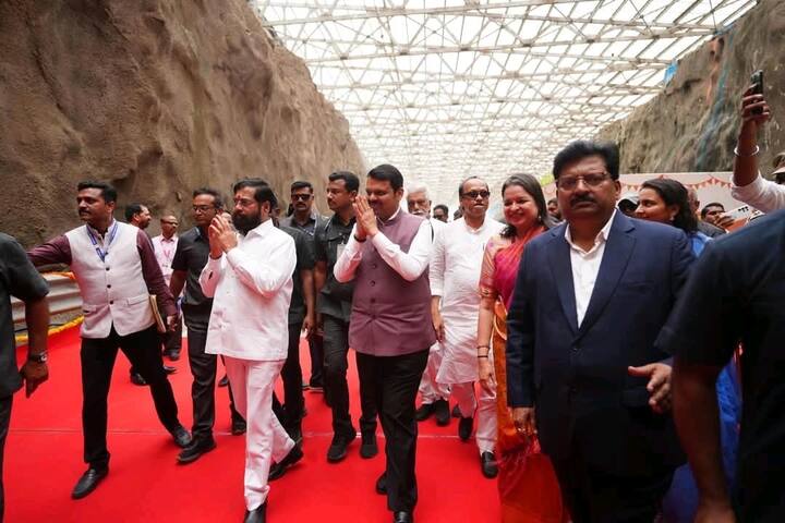 Maharashtra News: महाराष्ट्र के विकास पथ पर एक और ऐतिहासिक मील का पत्थर जुड़ गया है. मुख्यमंत्री देवेंद्र फडणवीस, दोनों डिप्टी सीएम एकनाथ शिंदे और अजित पवार ने गुरुवार (05 जून) को ‘हिंदू हृदयसम्राट बालासाहेब ठाकरे महाराष्ट्र समृद्धि महामार्ग’ के अंतिम हिस्से — इगतपुरी से आमणे (76 किलोमीटर) का उद्घाटन किया. इसके साथ ही यह महामार्ग अब पूरी तरह से आम नागरिकों के लिए खोल दिया गया है, जो राज्य के 24 जिलों को आपस में जोड़ता है.