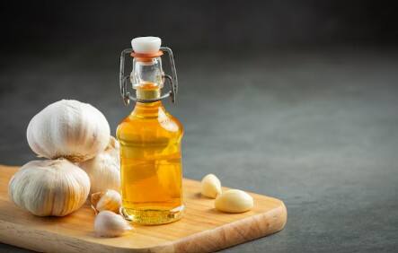 लहसुन और सरसों का तेल: सरसों के तेल में लहसुन की 2 कलियां गर्म करके ठंडा करें और इस तेल को छाती और तलवों पर लगाएं. यह बलगम को ढीला करने और सर्दी में राहत देने में मदद करता है.