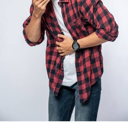 ਤਾਜ਼ੀ ਹਰੀ ਸਬਜ਼ੀਆਂ ਅਤੇ ਫਲ ਖਾਓ ਨੂੰ ਡਾਈਟ 'ਚ ਸ਼ਾਮਿਲ ਕਰੋ। ਰੋਜ਼ਾਨਾ ਰੇਸ਼ੇਦਾਰ ਆਹਾਰ ਲੈਣਾ ਬਹੁਤ ਲਾਭਦਾਇਕ ਹੈ। ਇਸ ਤੋਂ ਇਲਾਵਾ ਪਿਆਜ ਜਾਂ ਲਸਣ ਦਾ ਸੇਵਨ ਕਰ ਸਕਦੇ ਹੋ। ਇਹ ਪਾਚਣ ਵਿੱਚ ਮਦਦਗਾਰ ਹੁੰਦੇ ਹਨ ਅਤੇ ਪੇਟ ਸਾਫ਼ ਰੱਖਦੇ ਹਨ।