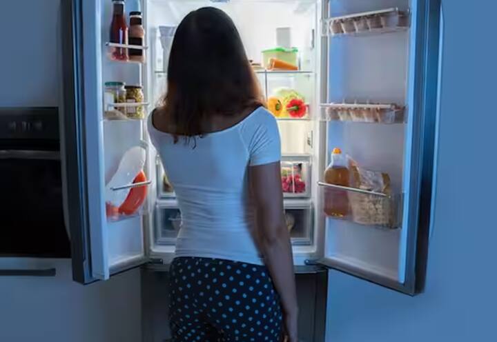 ਇਸ ਤੋਂ ਇਲਾਵਾ, ਜੇਕਰ ਤੁਸੀਂ ਚਾਹੋ ਤਾਂ ਕੋਈ ਹੋਰ ਤਰੀਕਾ ਅਪਣਾ ਸਕਦੇ ਹੋ। ਹਾਲਾਂਕਿ ਇਸ ਵਿੱਚ ਕੁਝ ਸਮਾਂ ਲੱਗ ਸਕਦਾ ਹੈ। ਪਰ ਤੁਸੀਂ ਦਾਲ ਨੂੰ ਖਰਾਬ ਹੋਣ ਤੋਂ ਬਚਾ ਸਕਦੇ ਹੋ। ਦਾਲ ਨੂੰ ਇੱਕ ਏਅਰ ਟਾਈਟ ਬੈਗ ਵਿੱਚ ਰੱਖ ਕੇ ਇਸਨੂੰ 24 ਘੰਟਿਆਂ ਲਈ ਫ੍ਰੀਜ਼ਰ ਵਿੱਚ ਰੱਖੋ। ਇਸ ਨਾਲ ਦਾਲ ਵਿੱਚ ਮੌਜੂਦ ਕਿਸੇ ਵੀ ਕੀੜੇ ਦੇ ਆਂਡੇ ਮਰ ਜਾਣਗੇ। ਇਸ ਤੋਂ ਬਾਅਦ, ਉਹਨਾਂ ਨੂੰ ਬਾਹਰ ਕੱਢ ਕੇ ਧੁੱਪ ਵਿੱਚ ਸੁਕਾ ਲਓ ਅਤੇ ਫਿਰ ਇੱਕ ਡੱਬੇ ਵਿੱਚ ਰੱਖ ਦਿਓ।