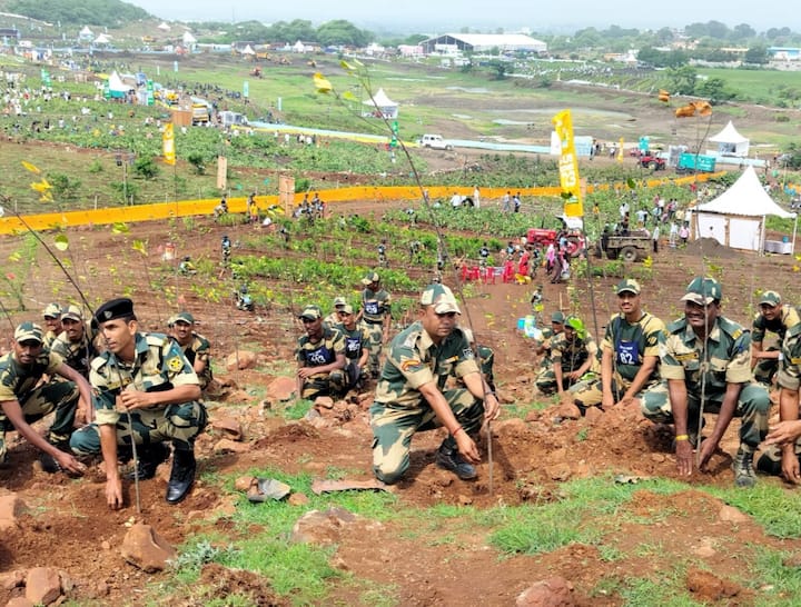 আজ প্রধানমন্ত্রী বলেছেন, “আমাদের লক্ষ্য এই পর্বতমালার সঙ্গে যুক্ত অঞ্চলগুলিকে পুনরুজ্জীবিত করা। আমরা সংশ্লিষ্ট স্থানীয় প্রশাসনের সঙ্গে কাজ করব ও জল ব্যবস্থার উন্নতি, ধুলো ঝড় রোধ, থর মরুভূমির পূর্ব দিকে সম্প্রসারণ বন্ধ ও আরও অনেক কিছুর উপর জোর দেব।” (অতীতে চারা রোপণের ছবি।)