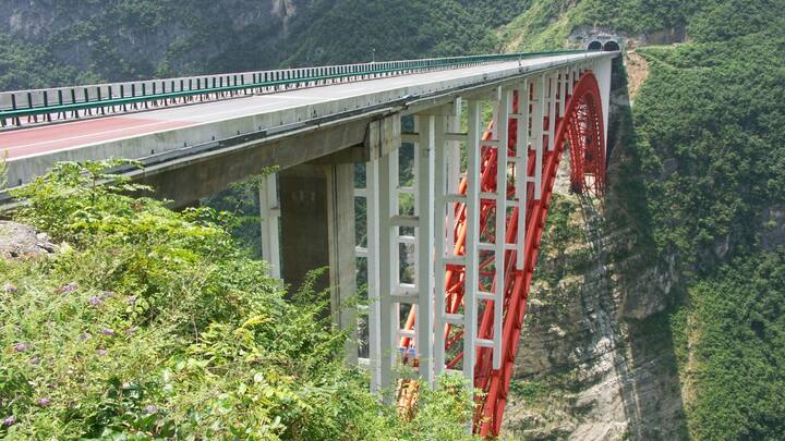 इसके बाद नंबर आता है चीन के गुइझो प्रांत के लिउचांगजियांग में स्थित नाजीहे रेलवे पुल भी सबसे ऊंचे पुलों में शुमार है. इसकी ऊंचाई वुजियांग नदी के स्तर से लगभग 310 मीटर ऊपर स्थित है.