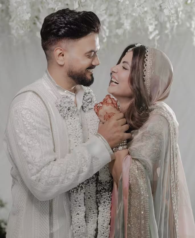 जब हिना ने ब्रेस्ट कैंसर के बारे में जानकारी दी थी। उसके बाद उन्होंने कहा था कि वह हर सेशन में उनके साथ थे। हर दुख-सुख में वे दोनों साथ रहे हैं।
