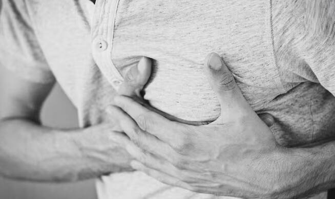 અભ્યાસમાં જાણવા મળ્યું છે કે  અચાનક કોઈ સારા સમાચાર મળવા જેમ કે લોટરી જીતવી, કોઇ નજીકના વ્યક્તિને મળવું અથવા કારકિર્દીમાં મોટો બ્રેક જેવા અચાનક સારા સમાચાર શરીરમાં એડ્રેનાલાઇન અને ડોપામાઇન જેવા હોર્મોન્સનું સ્તર ઝડપથી વધારી શકે છે. આ હોર્મોન્સ અચાનક ધબકારા અને બ્લડ પ્રેશરમાં વધારો કરે છે, જે હૃદય પર દબાણ લાવે છે. જે લોકોનું હૃદય પહેલાથી જ નબળું છે તેમના માટે આ જોખમ વધુ હોઈ શકે છે.