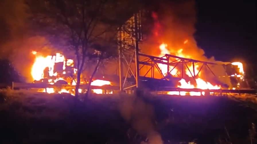 અમદાવાદ વડોદરા એક્સપ્રેસ વે પર બે ટ્રક વચ્ચે ભયાનક અકસ્માત, બંન્નેમાં લાગી આગ two trucks caught fire after a collision on National Expressway 1 અમદાવાદ વડોદરા એક્સપ્રેસ વે પર બે ટ્રક વચ્ચે ભયાનક અકસ્માત, બંન્નેમાં લાગી આગ