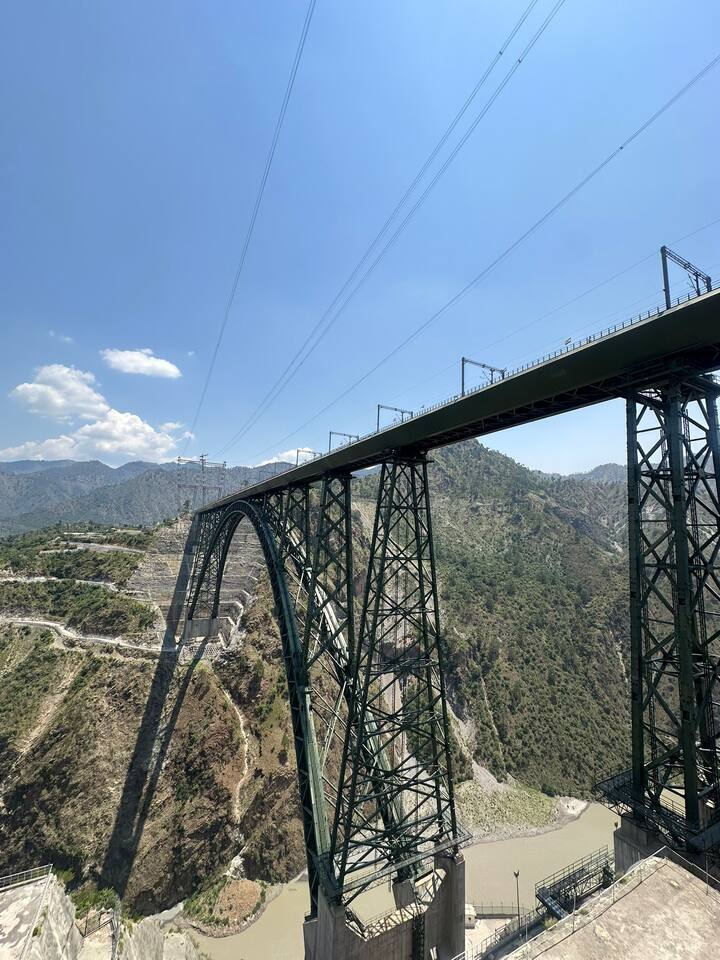 उन्होंने कहा, ''इससे हम सभी को फायदा होगा. हाईवे बंद होने की वजह से हमारा सामान आना बंद हो जाता है. हवाई जहाज वाले लूटना शुरू कर देते हैं. 5000 की टिकट हमें 20 हजार में बेचते हैं. हम अपने सामान समय पर बाजार तक पहुंचा पाएंगे.''