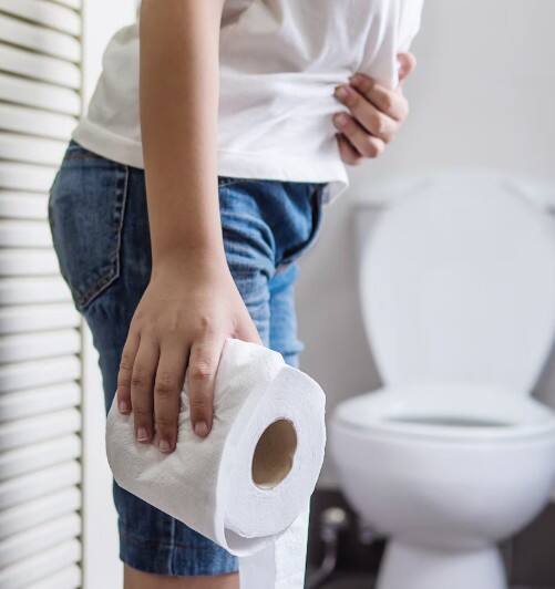 ਕਬਜ਼ ਨਾਲ ਪੇਟ ਭਾਰੀ ਮਹਿਸੂਸ ਹੁੰਦਾ ਹੈ, ਦਿਲ ਘਬਰਾਉਂਦਾ ਹੈ ਅਤੇ ਅਕਸਰ ਸਿਰ ਦਰਦ ਜਾਂ ਚਿੜਚਿੜਾਪਣ ਵੀ ਹੋ ਸਕਦਾ ਹੈ। ਇਸ ਤੋਂ ਬਚਾਅ ਲਈ ਤਾਜ਼ੀ ਸਬਜ਼ੀਆਂ, ਫਲ, ਜ਼ਿਆਦਾ ਪਾਣੀ, ਅਤੇ ਨਿਯਮਤ ਕਸਰਤ ਬਹੁਤ ਜ਼ਰੂਰੀ ਹੈ।