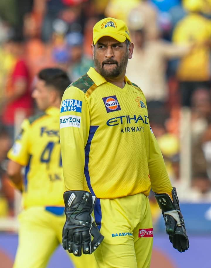 इस टीम के कप्तान और विकेटकीपर की भूमिका धोनी निभाएंगे. धोनी ने सिर्फ 135.17 की स्ट्राइक रेट से इस साल 196 रन बनाए. राशिद खान स्पिनर की भूमिका में होगें. उन्होंने इस साल बहुत ही खराब गेंदबाजी की. राशिद ने 57.4 की औसत से 9 विकेट लिए. इस साल मोहम्मद शमी और ईशांत शर्मा ने अपनी-अपनी टीमों के लिए काफी खराब गेंदबाजी की. वो इस फ्लॉप 11 का हिस्सा हैं.