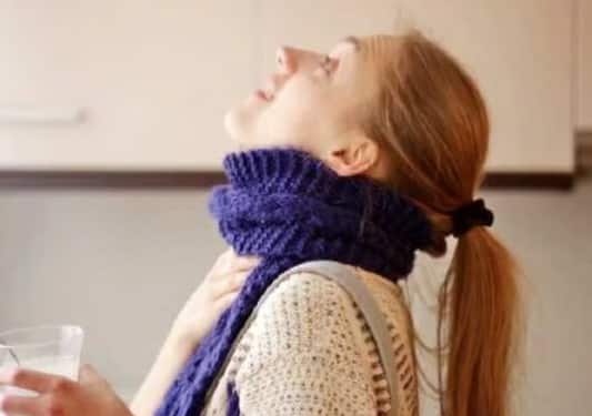 नमक के गुनगुने पानी से गरारे करें: अगर गले में खराश या सूजन है, तो गरारे करना बेहद असरदार उपाय है. एक गिलास गुनगुने पानी में चुटकीभर नमक मिलाएं और दिन में 2 बार गरारे करें.