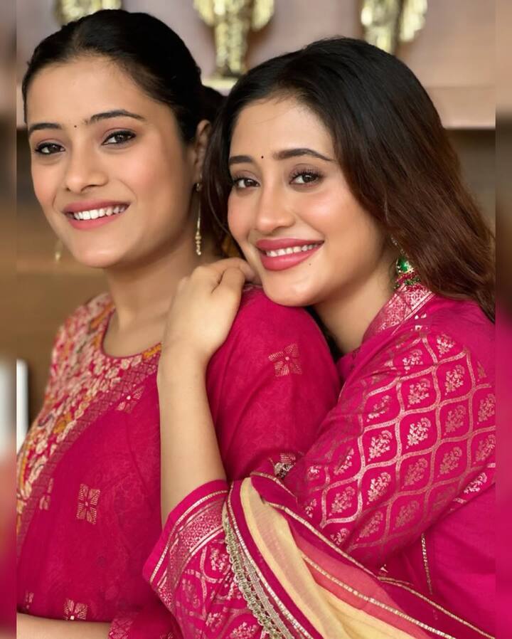 'ये रिश्ता क्या कहलाता है' की नायरा यानी शिवांगी जोशी अब सिर्फ पर्दे पर ही नहीं, बल्कि रियल लाइफ में भी एक नए जश्न का हिस्सा बनने जा रही हैं. उनके घर में बहन की सगाई और शादी की तैयारियां जोरों पर हैं, जिससे पूरे फैमिली में सेलिब्रेशन का माहौल है.