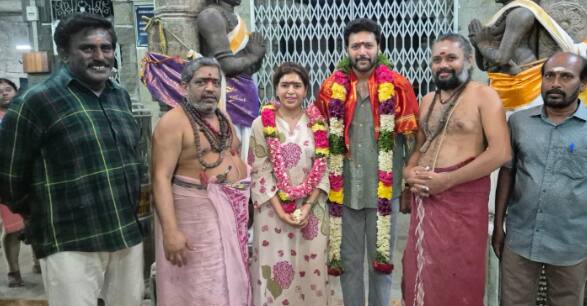 Ravi Mohan Photo: கெனிஷாவுடன் மாலையும் கழுத்துமாக ரவி மோகன் எங்க போய் இருக்காரு தெரியுமா?