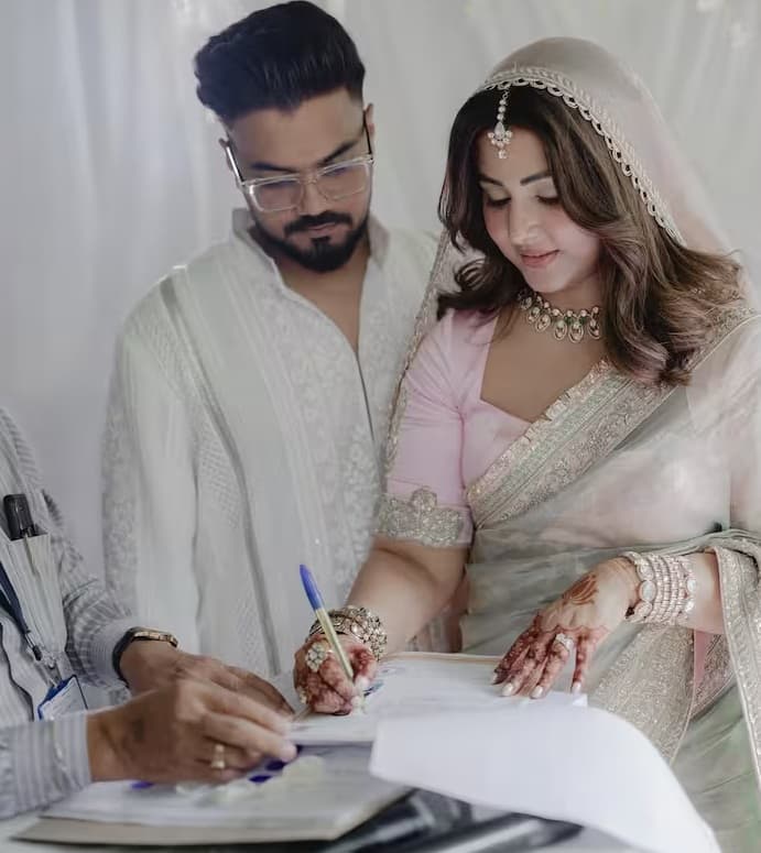 हिना खान ने अपने लॉन्ग टाइम ब्वॉयफ्रेंड रॉकी से शादी कर ली है। रॉकी हर मुश्किल वक्त में हिना के साथ खड़े रहे हैं।