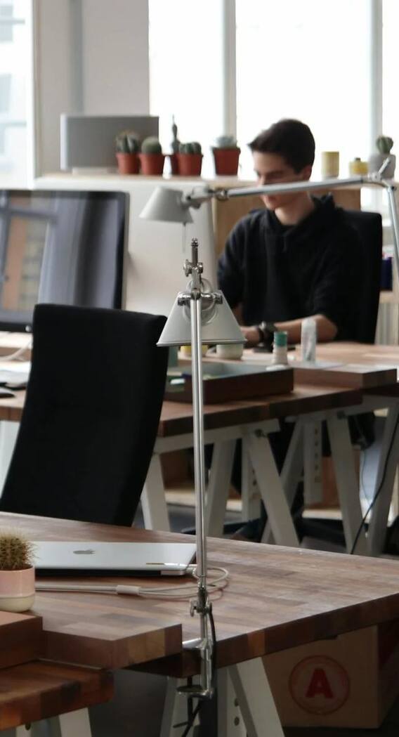 किस देश में ऑफिस में सोते हैं लोग