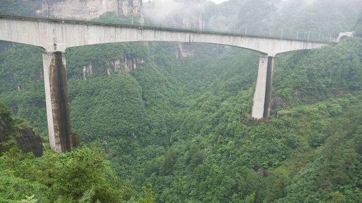 नानजियांग ब्रिज दुनिया का सबसे ऊंचा बीम पुल कहा जाता है. यह दुनिया के टॉप 10 ऊंचे ब्रिज की लिस्ट में शामिल है.