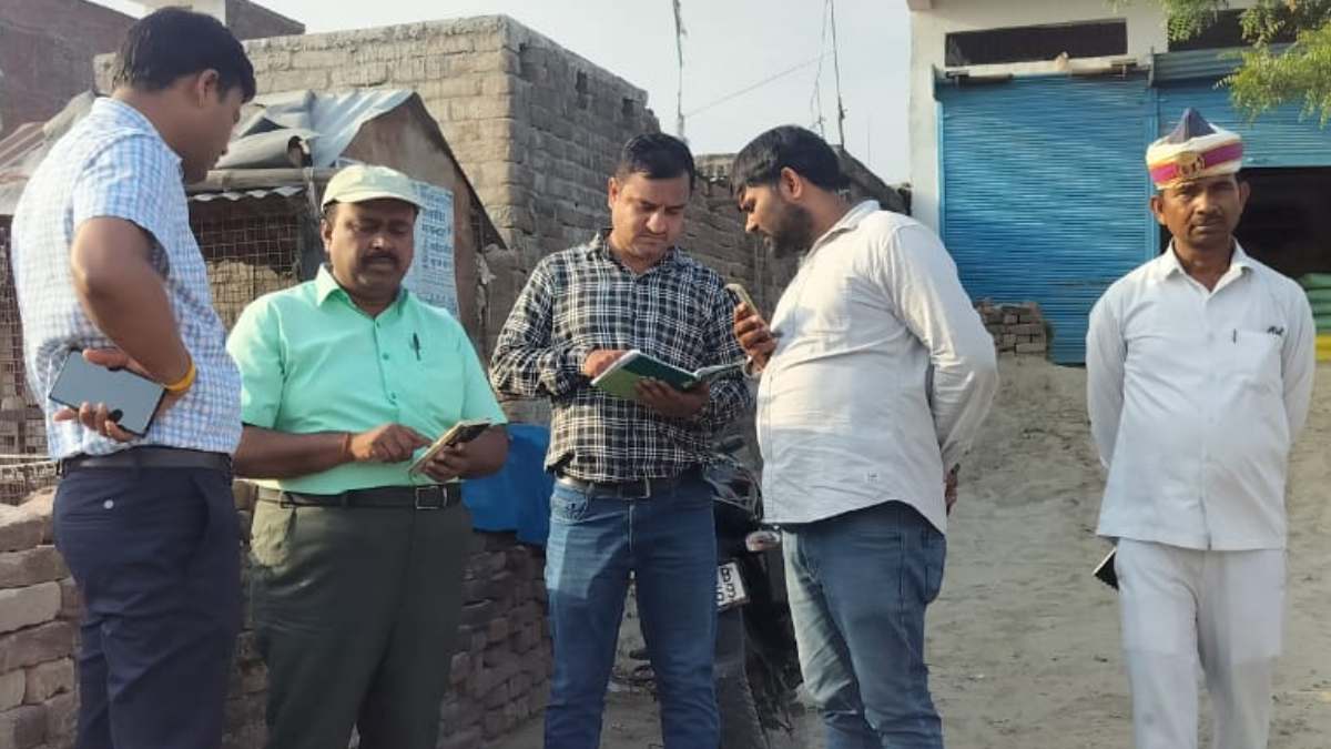 Basti News: बस्ती में खाद की कालाबाजारी का पर्दाफाश, एडीएम ने मारा छापा, सचिव पर मुकदमा दर्ज