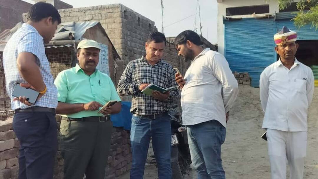 Basti News: बस्ती में खाद की कालाबाजारी का पर्दाफाश, एडीएम ने मारा छापा, सचिव पर मुकदमा दर्ज Basti ADM Raided urea fertilizer Scam Filed case on Secretary Basti News: बस्ती में खाद की कालाबाजारी का पर्दाफाश, एडीएम ने मारा छापा, सचिव पर मुकदमा दर्ज