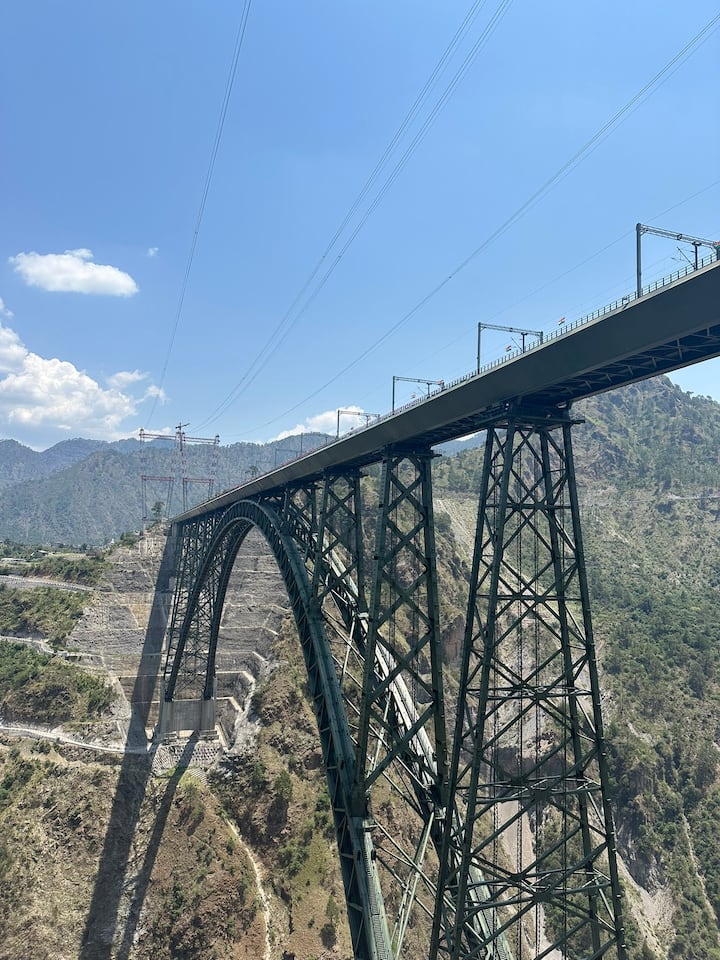उमर अब्दुल्ला ने कहा, ''इस दिन का बहुत अर्से से इंतजार था, ये कहूं तो ये कम होगा. इस प्रोजेक्ट की शुरुआत तब की गई थी जब, मैं स्कूल में था. शायद 7 वीं या 8वीं में था. आज मेरे बच्चे भी स्कूल और कॉलेज छोड़कर काम कर कर रहे हैं. देर आए दुरुस्त आए. आखिरकार हम उस समय पहुंच गए हैं, जब प्रधानमंत्री आकर यहां से उद्घाटन करेंगे.''